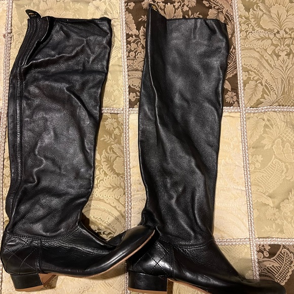 CHANEL SOFT LEATHER BOOTS - Picture 6 of 7